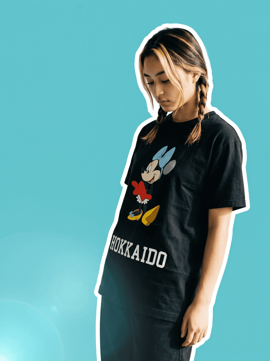 ミニー北海道デザインの黒いTシャツを着たモデル