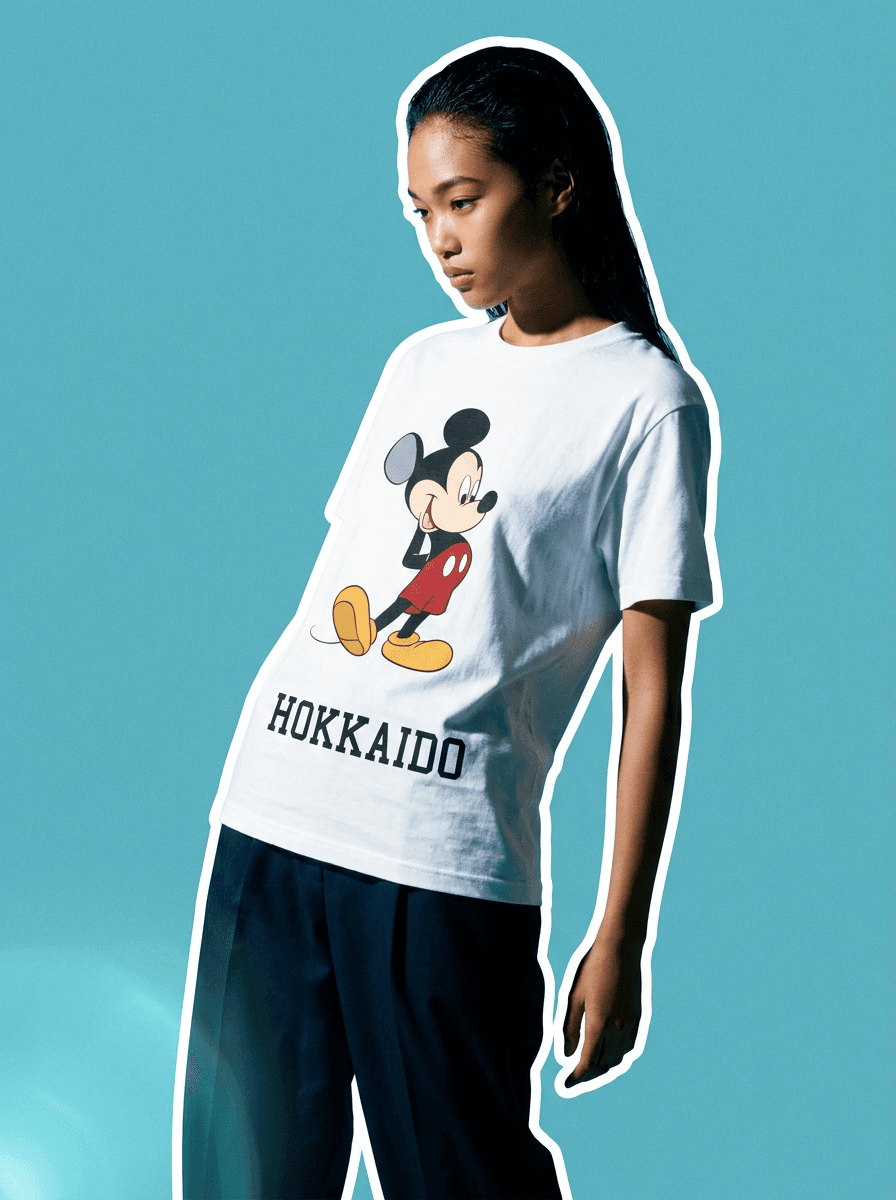 ミッキー北海道デザインの白いTシャツを着たモデル