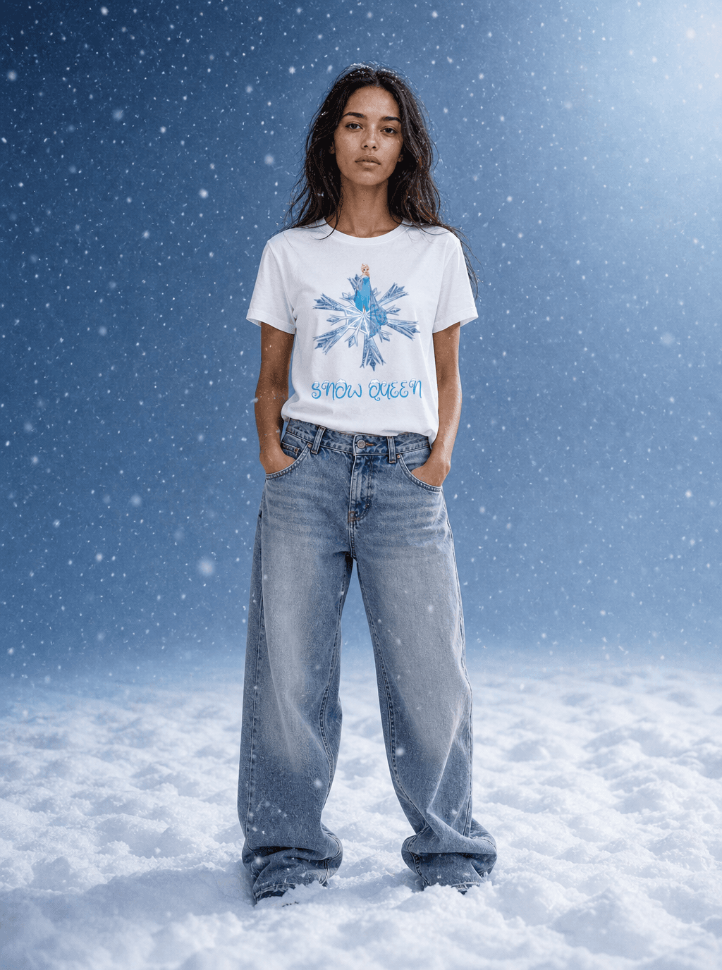 アナと雪の女王スノークイーンデザインの白いTシャツを着たモデル